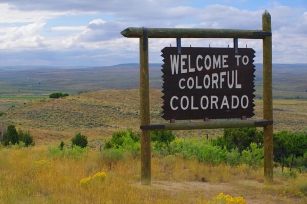 welcome-to-colorful-colorado-sign
